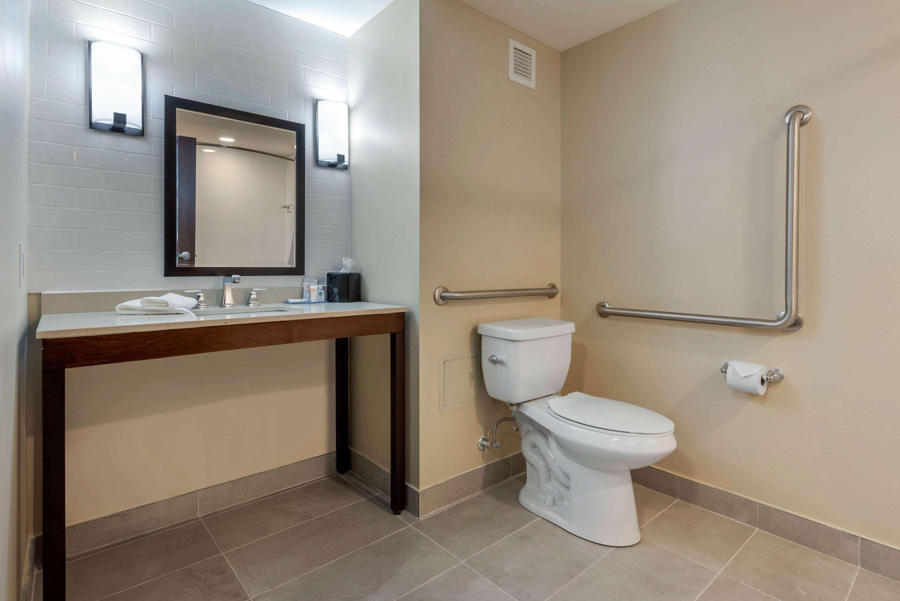 Comfort Inn & Suites Greater Napanee Buitenkant foto