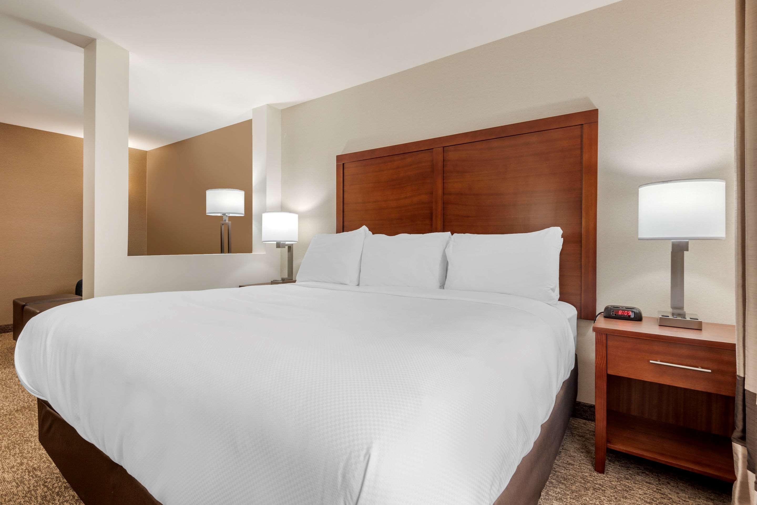 Comfort Inn & Suites Greater Napanee Buitenkant foto