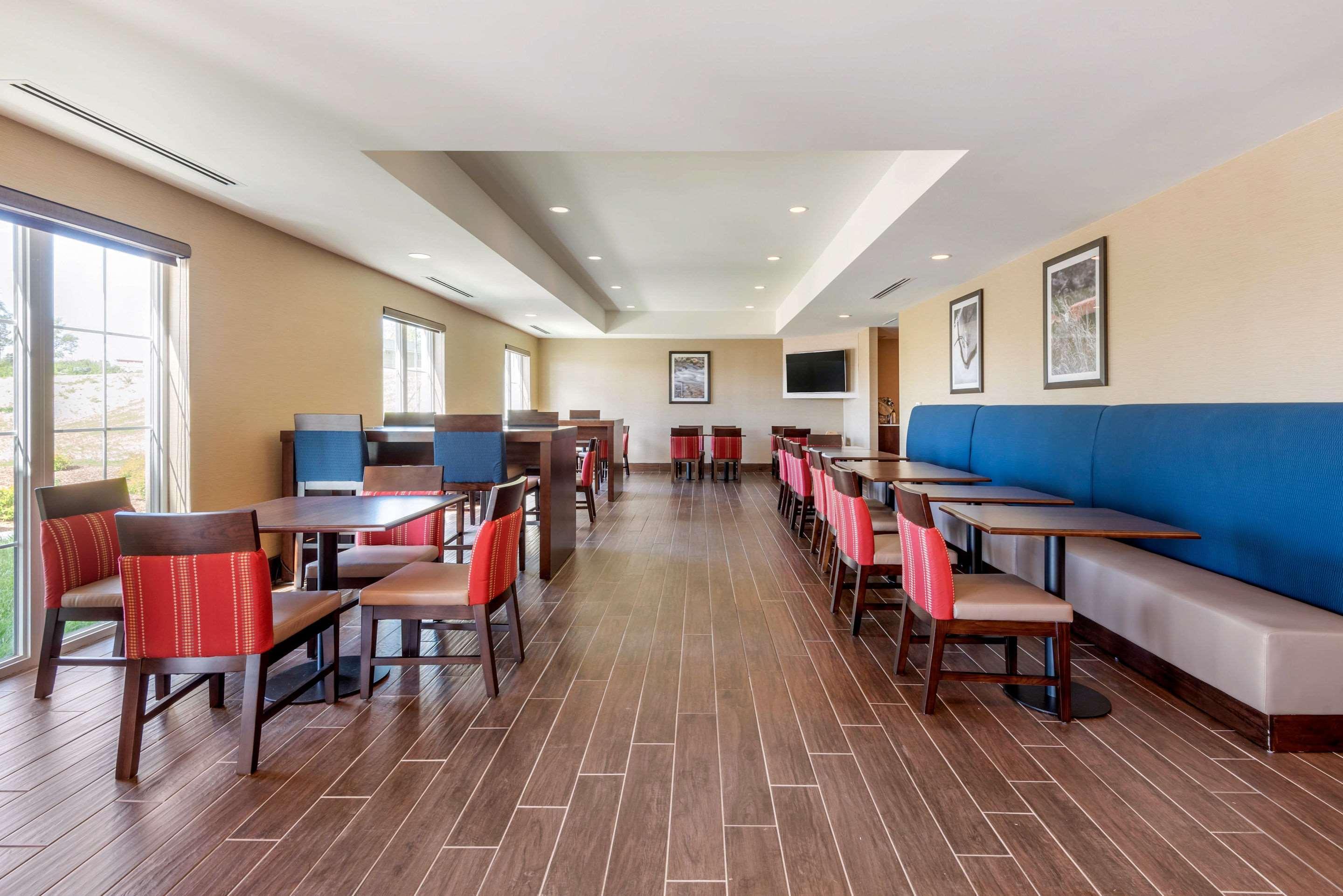 Comfort Inn & Suites Greater Napanee Buitenkant foto