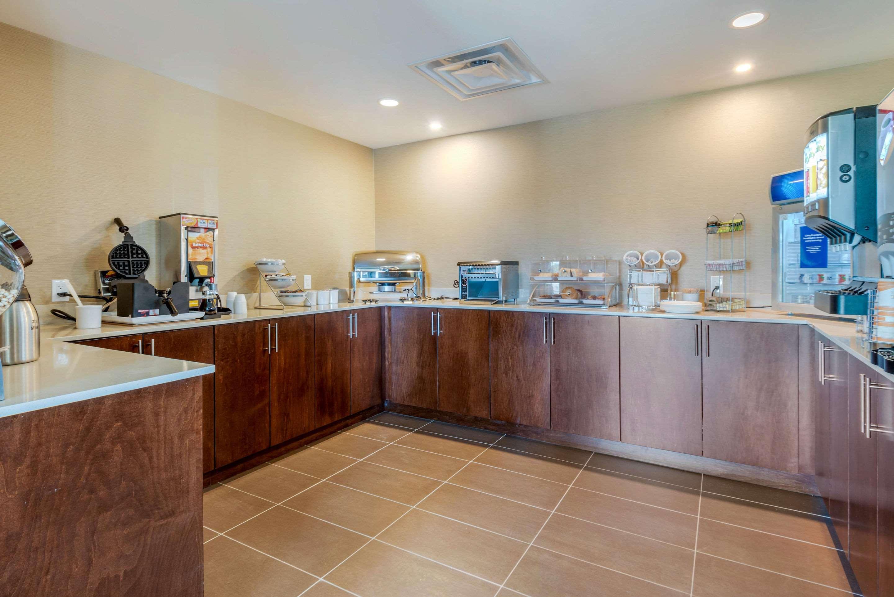 Comfort Inn & Suites Greater Napanee Buitenkant foto