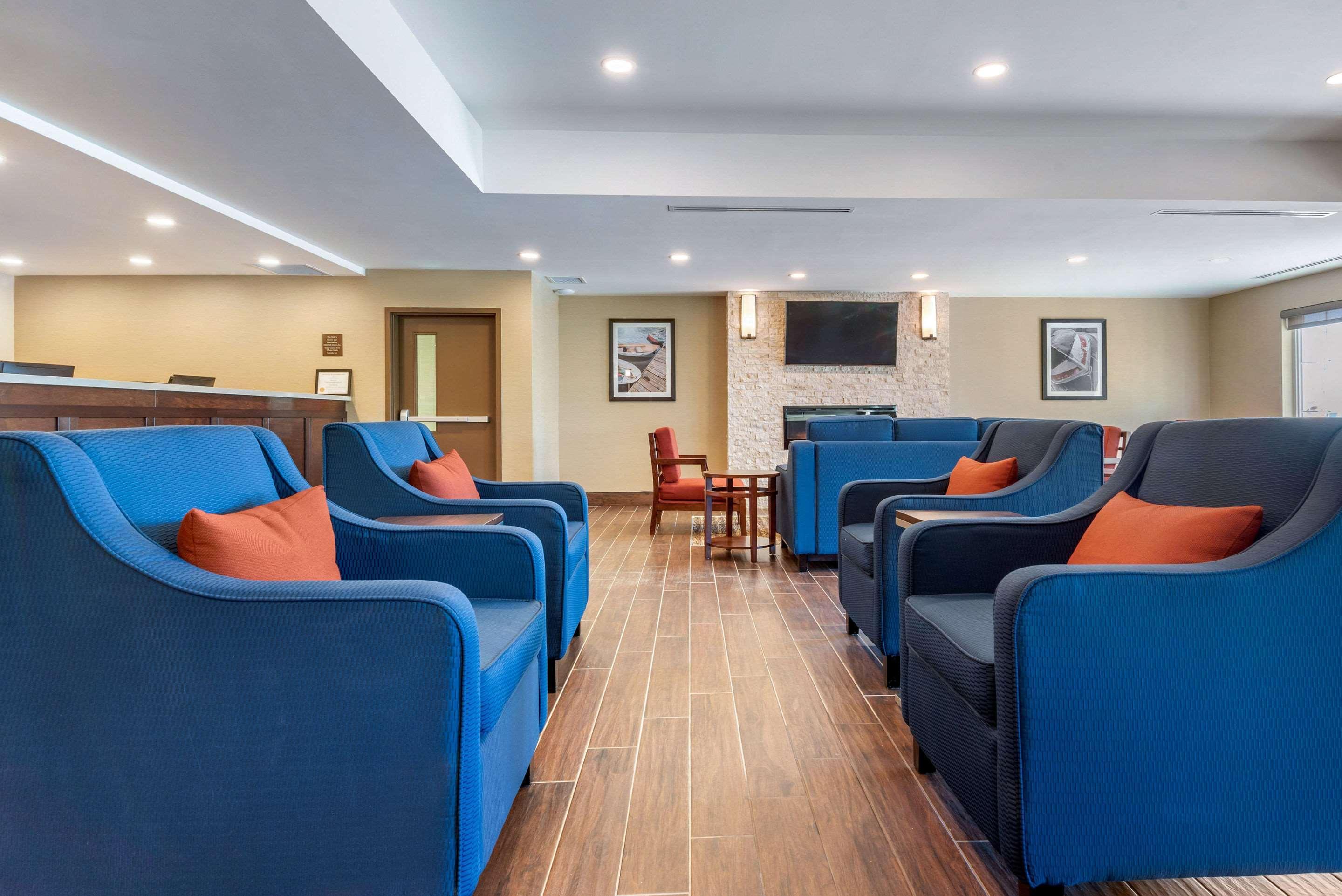 Comfort Inn & Suites Greater Napanee Buitenkant foto