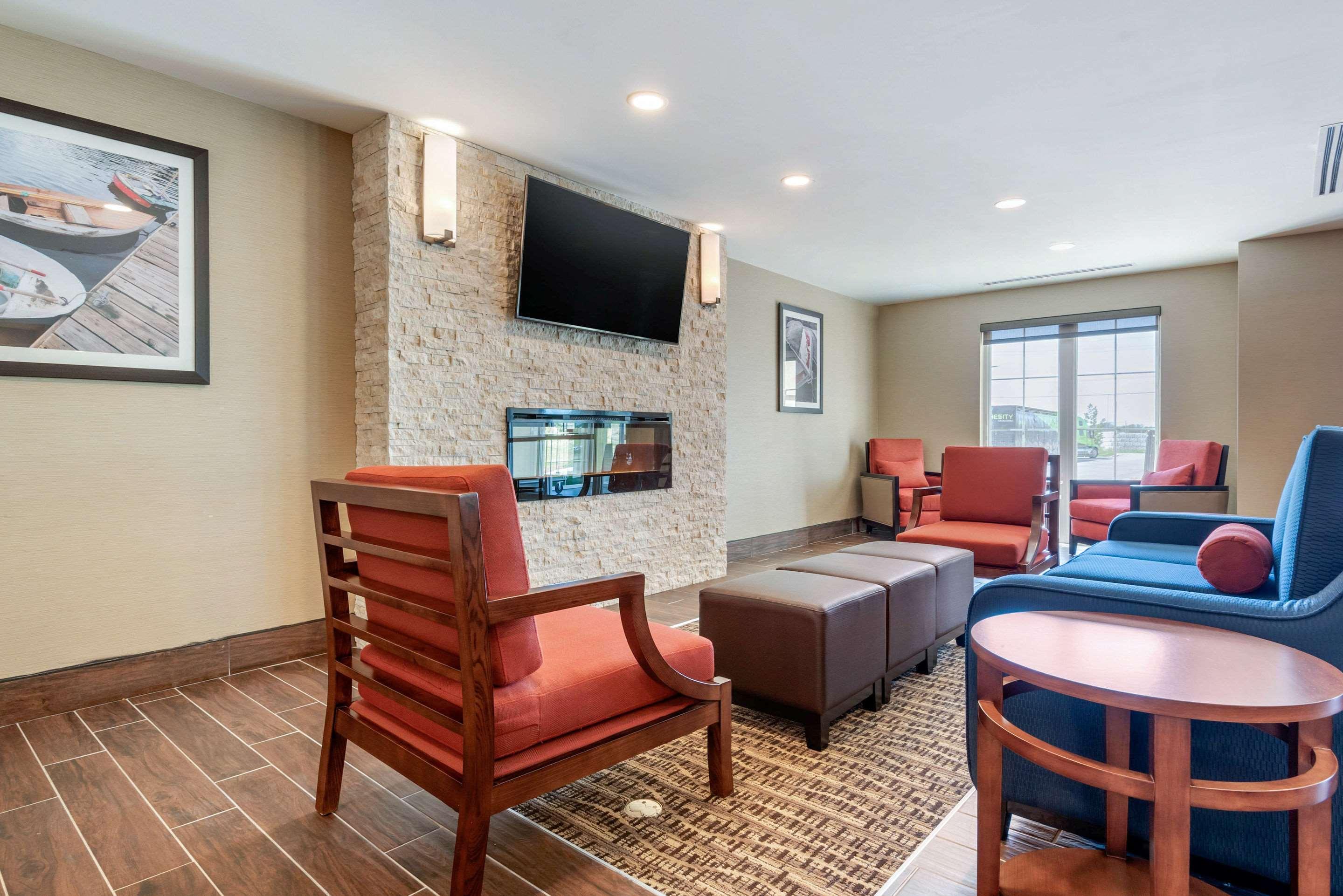 Comfort Inn & Suites Greater Napanee Buitenkant foto